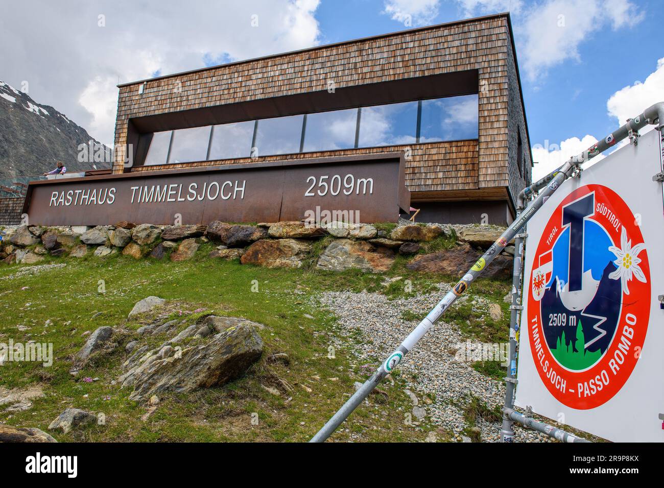 Rasthaus Timmelsjoch auf Passhöhe von 2509 Meter hohe Timmelsjoch Passo Rombo, rechts Schild mit Timmelsjoch-Logo, Tirol, Alpen, Österreich, Europa Stockfoto
