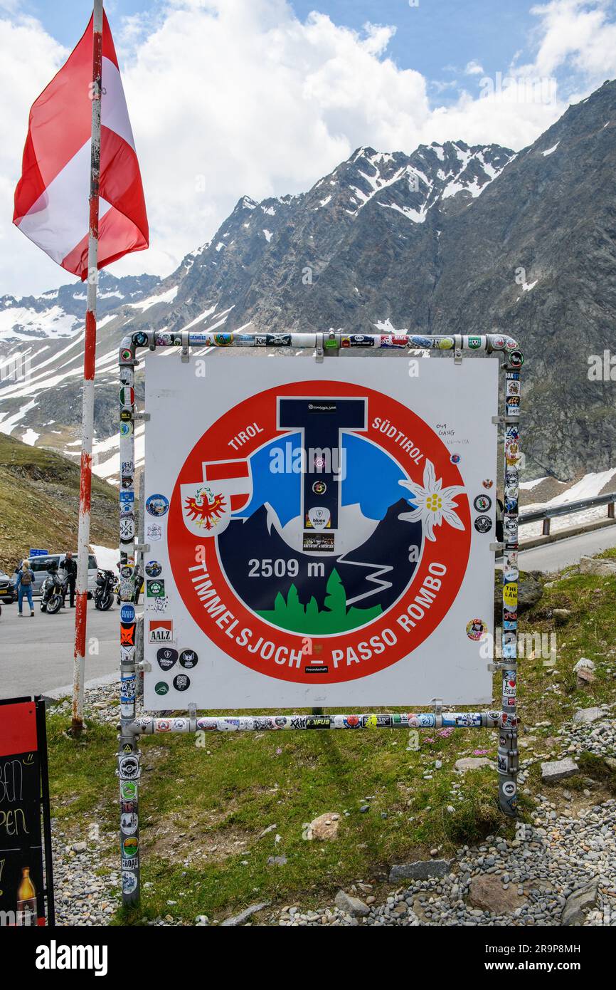 Schild mit Offiziellen Logo auf Passhöhe von 2509 Meter hohe Timmelsjoch Passo Rombo, darüber Österreichische Fahne Flagge, Tirol, Österreich, Europa Stockfoto
