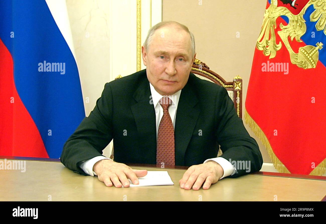 Moskau, Russland. 28. Juni 2023. Der russische Präsident Wladimir Putin hält eine Videoansprache auf der letzten Tagung des 10. Forums der russischen und belarussischen Regionen aus dem Kreml am 28. Juni 2023 in Moskau, Russland. Kredit: Gavriil Grigorov/Kreml Pool/Alamy Live News Stockfoto