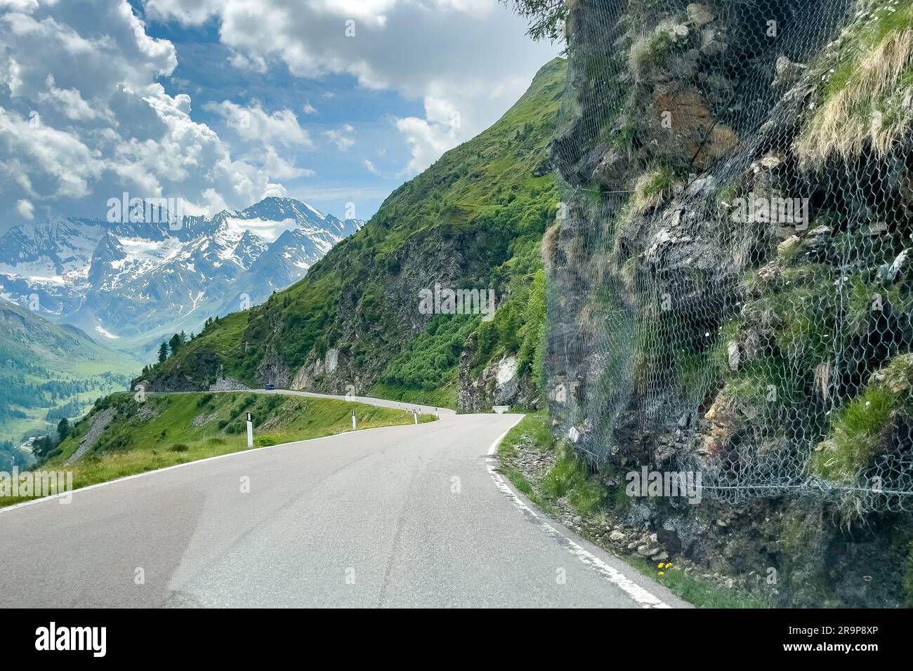 Alpenstraße, rechts mit Maschendraht gegen Steinschlag gesicherte Felswand, Südtirol, Alto Adige, Italien Stockfoto