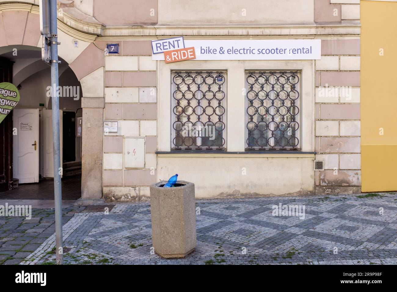 Ein Fahrradverleih in Prag für Touristen Stockfoto