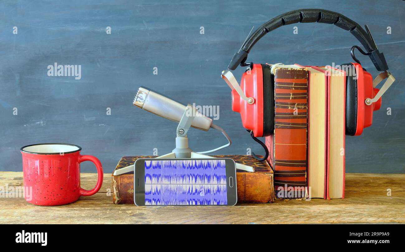 Aufnahme von Podcasts oder Hörbüchern mit klassischen Kopfhörern und mikro, Wellenform auf dem Smartphone-Bildschirm Stockfoto