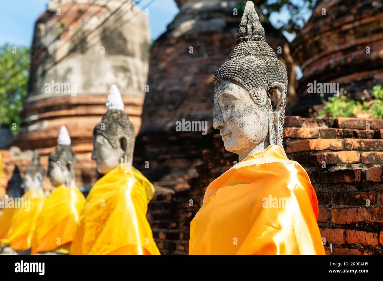 Buddha-Statuen in Wat Yai Chai Mongkol (oder Mongkhon), Ayutthaya, Thailand. Wat Yai Chai Mongkol ist ein buddhistischer Tempelkomplex in Ayutthaya in der Nähe Stockfoto