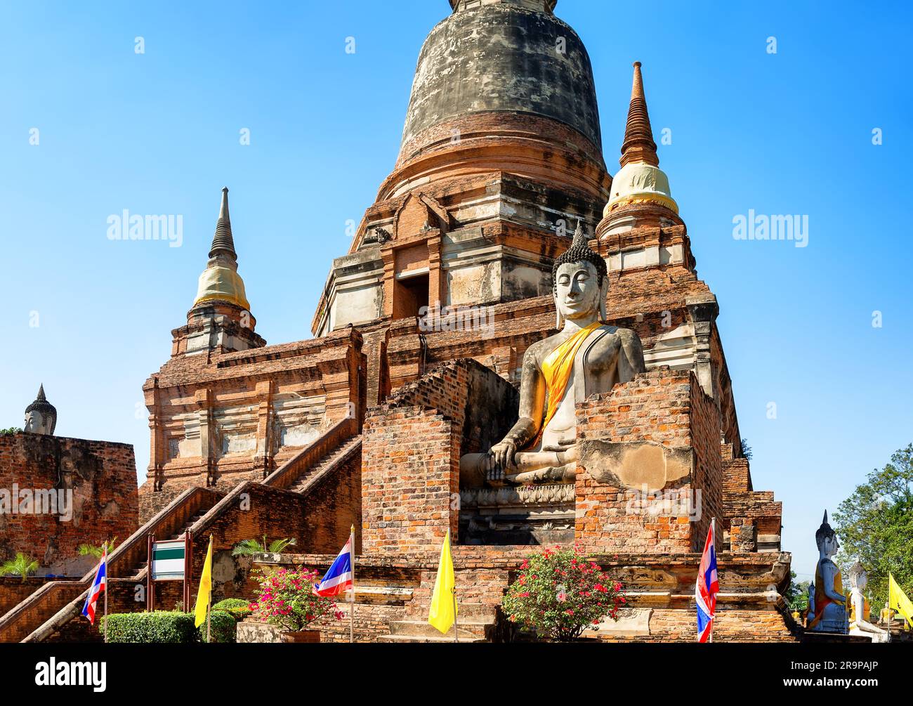 Große Buddha-Statue vor dem Tempel Wat Yai Chai Mongkol (oder Mongkhon) im Ayutthaya Historical Park, Thailand. Wat Yai Chai Mongkol ist buddhistische Aushilfskraft Stockfoto