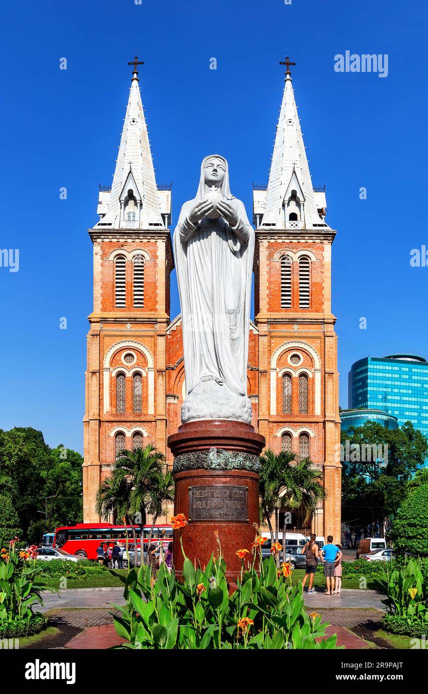 Statue der Jungfrau Maria vor dem Wahrzeichen der Kathedrale Notre-Dame in Ho-Chi-Minh-Stadt, Vietnam. Kathedrale von Saigon Notre Dame in Ho-Chi-Minh-Stadt, Stockfoto