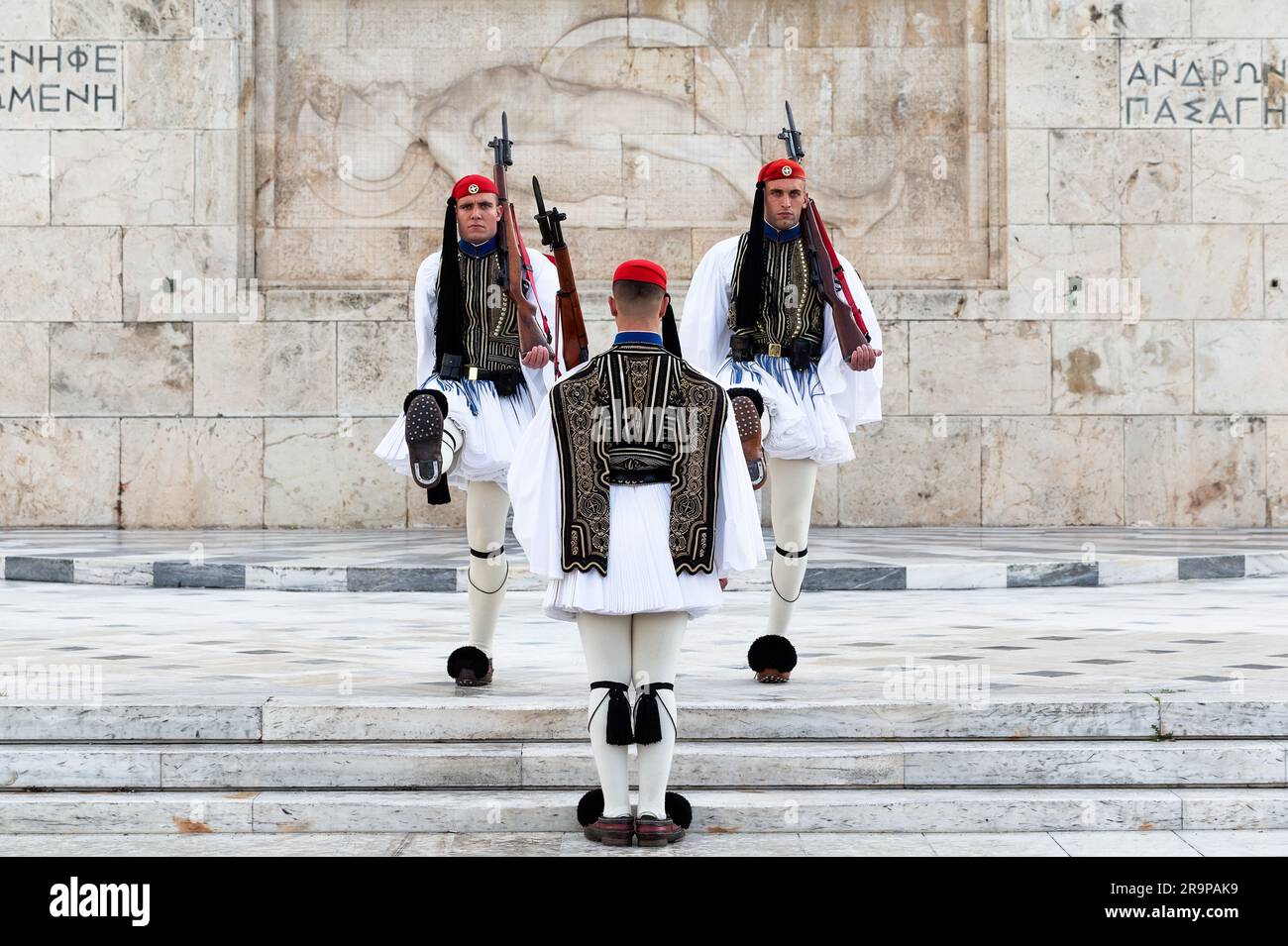 Athen, Griechenland - 26. Dezember 2019: Zwei Mitglieder der Präsidialgarde Soldaten (evzone) im Stadtzentrum der griechischen Hauptstadt - Konzeptgeschichte Stockfoto