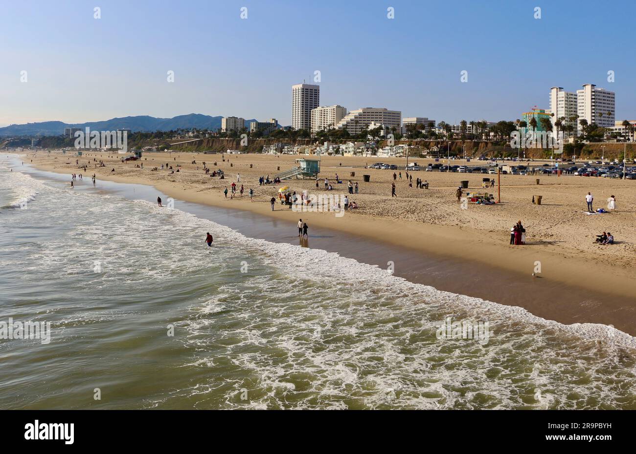 Rettungsschirme und Menschen am Santa Monica State Beach vom Santa Monica Pier aus gesehen, Kalifornien USA Stockfoto