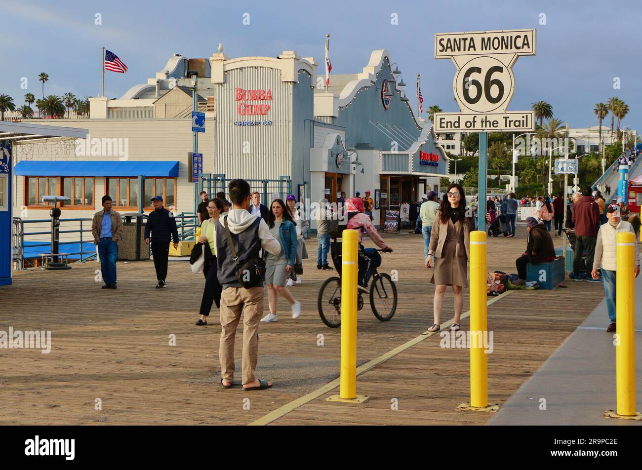 Touristenziel am Santa Monica Pier mit dem Bubba Gump Seafood Restaurant und Stars and Stripes California USA Stockfoto