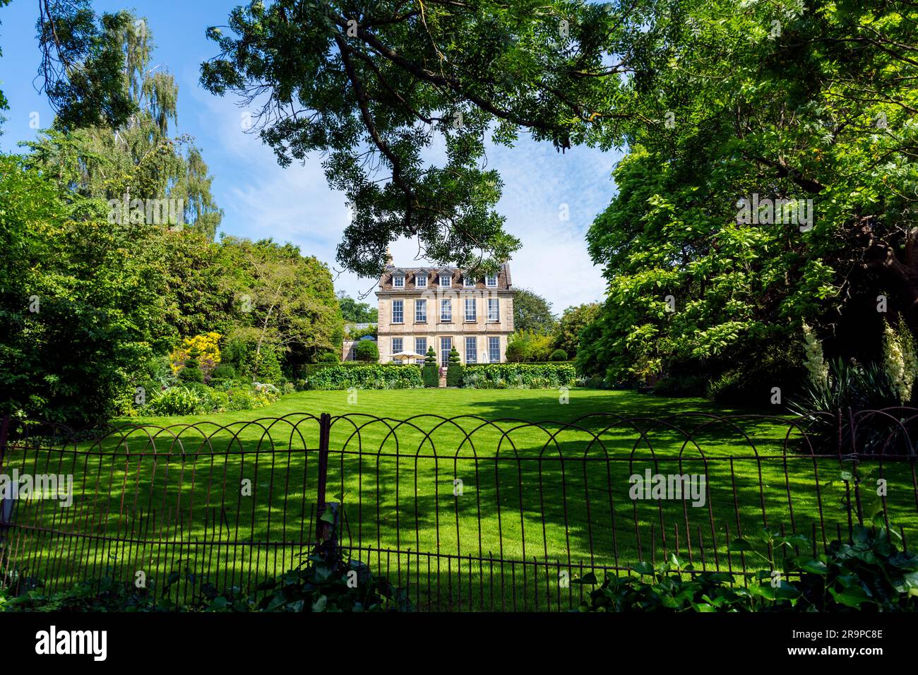 Blick auf den Garten und die Rückseite des Batheaston House am Fluss Avon in Batheaston, Bath, Somerset, England, Großbritannien Stockfoto