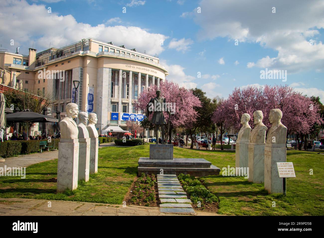 Thessaloniki, Griechenland - 3.18.2023: Eine Sammlung von Bildern mit verschiedenen Statuen und Denkmälern in Thessaloniki, der zweitgrößten Stadt Griechenlands und einem kulturellen und historischen Zentrum Stockfoto