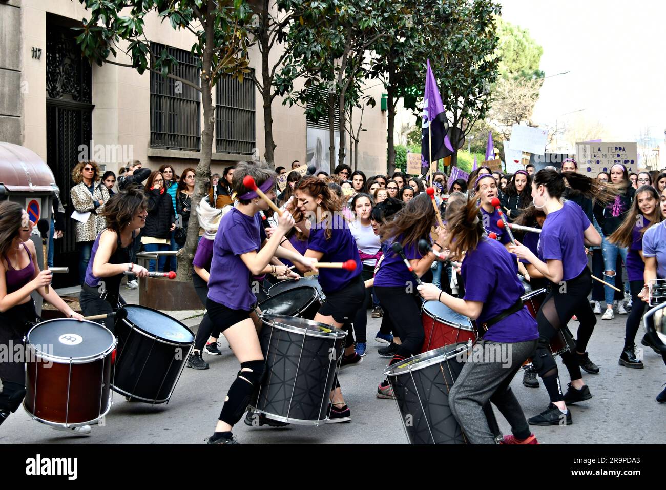 Igualada, Barcelona; 8. März 2020: Feier des Frauentags mit den Batucada-Protonen Percussion, die durch die Straßen von Igualada spielen Stockfoto