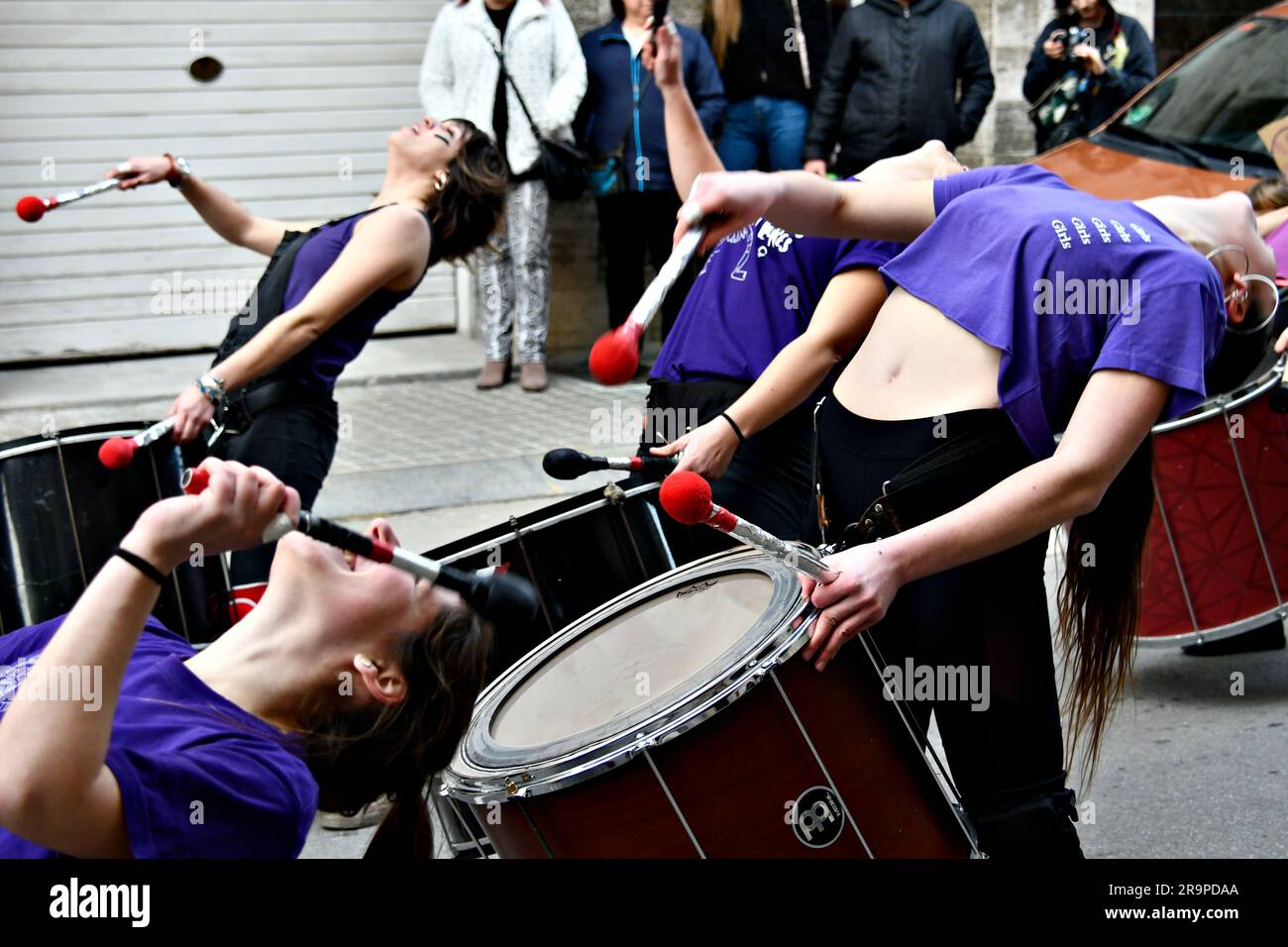 Igualada, Barcelona; 8. März 2020: Feier des Frauentags mit den Batucada-Protonen Percussion, die durch die Straßen von Igualada spielen Stockfoto