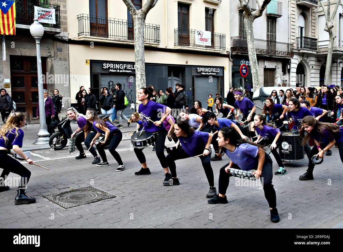 Igualada, Barcelona; 8. März 2020: Feier des Frauentags mit den Batucada-Protonen Percussion, die durch die Straßen von Igualada spielen Stockfoto