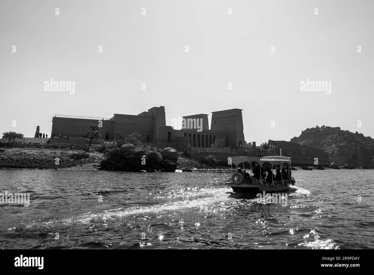 Ägyptisches Boot, das Passagiere zum Tempel von Philae bringt Stockfoto