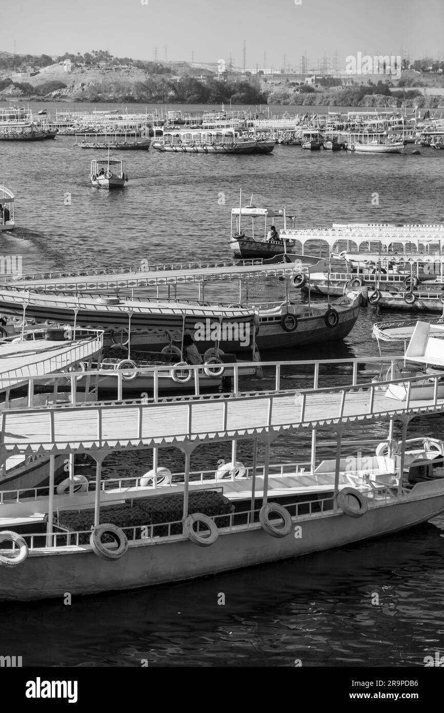 Ägyptische Passagierboote warten auf Touristen am Nasser-See Stockfoto