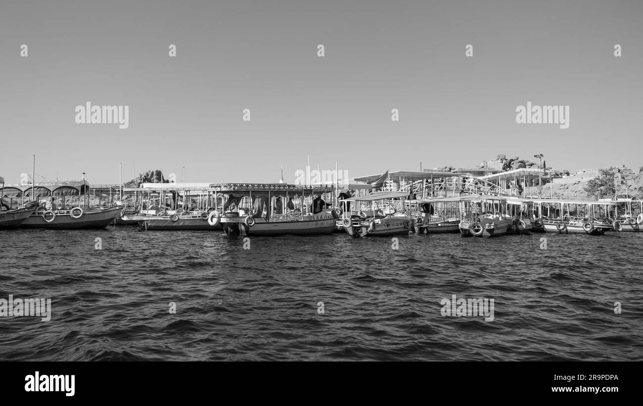 Ägyptische Passagierboote warten auf Touristen am Nasser-See Stockfoto