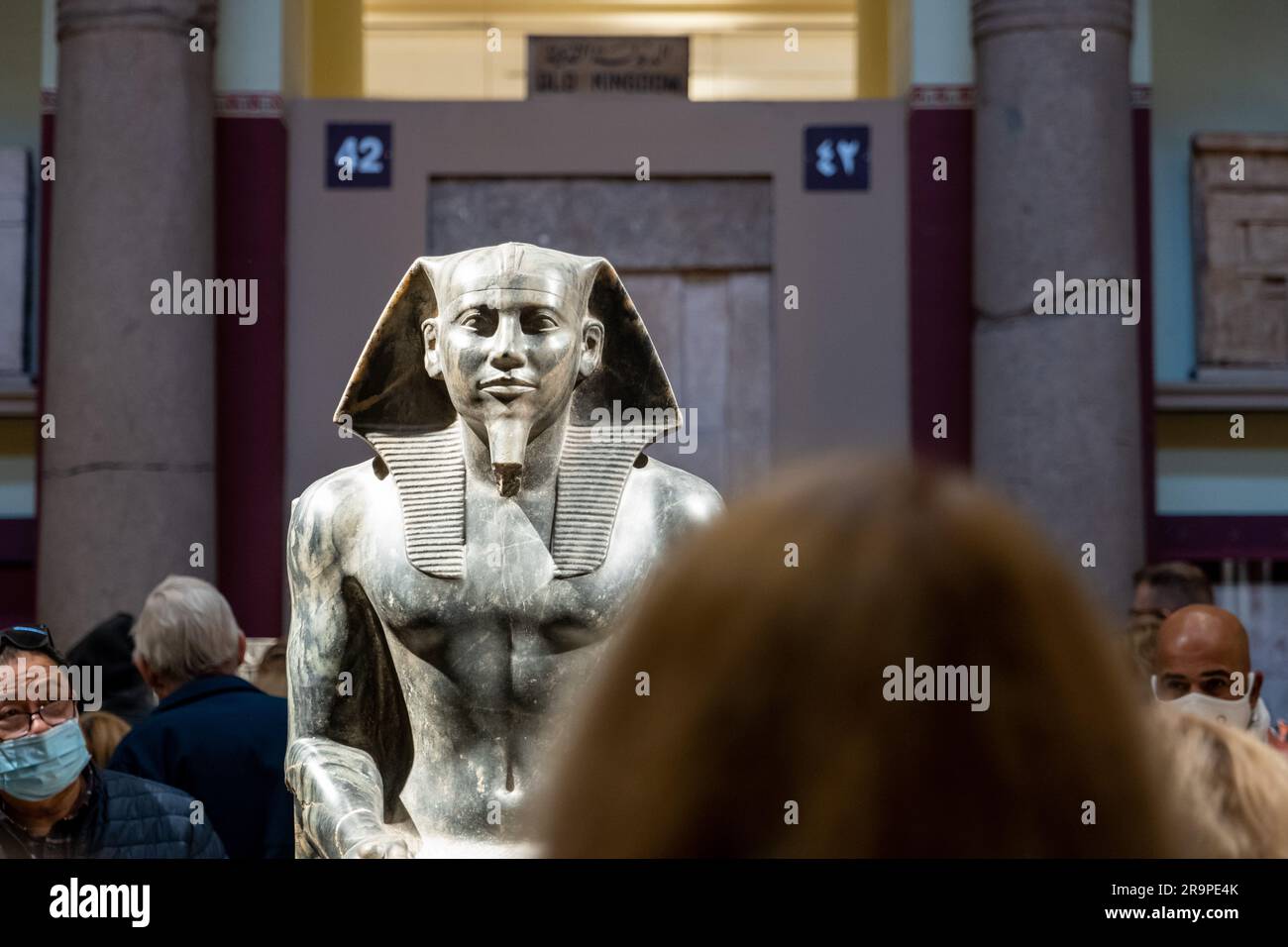 Touristen im Eyptian Museum vor einer Statue Stockfoto