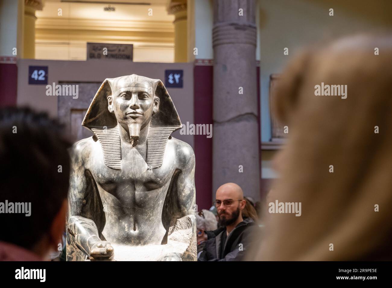 Touristen im Eyptian Museum vor einer Statue Stockfoto