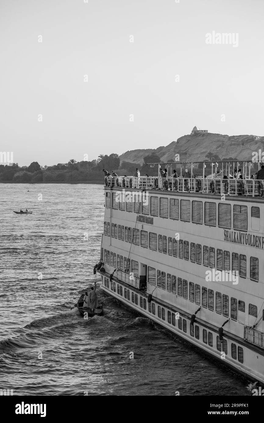 Luxor, Ägypten - 1-2-2023: Ägyptischer Bootsverkäufer, der an eine Bootstour auf dem Fluss verkauft Stockfoto