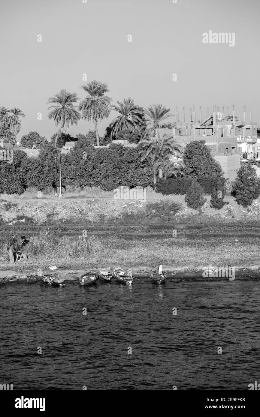 Ägyptischer Fischer am Nilufer in Schwarz und Weiß Stockfoto