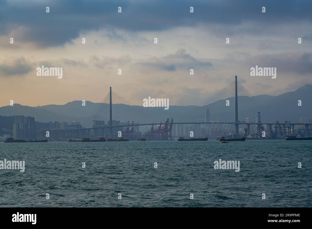 Tsing Ma Brücke und Stadtbild am Meer in Hongkong Stockfoto