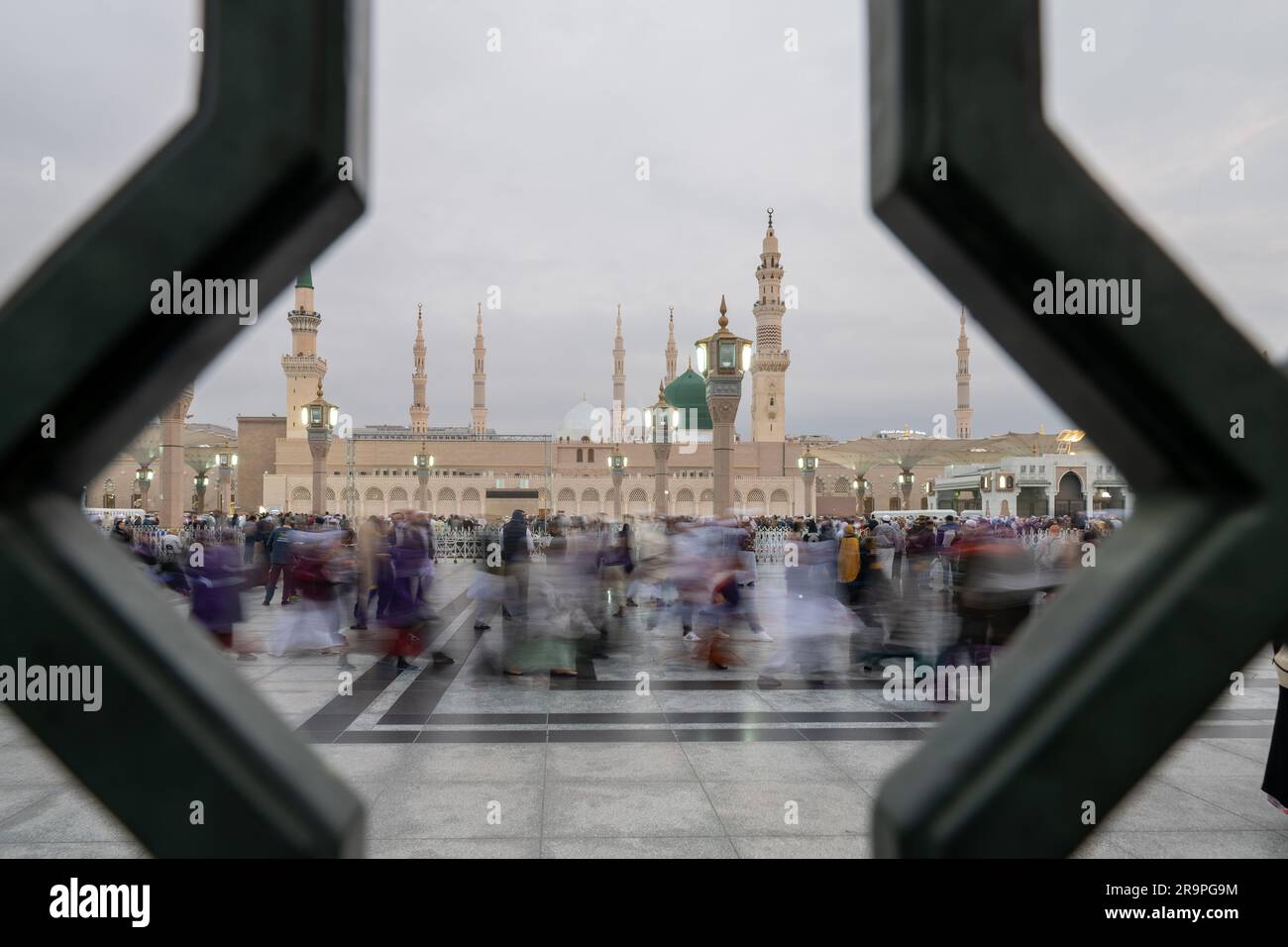 Langzeitbelichtungs-Foto von Pilgern in der Propheten-Moschee Stockfoto