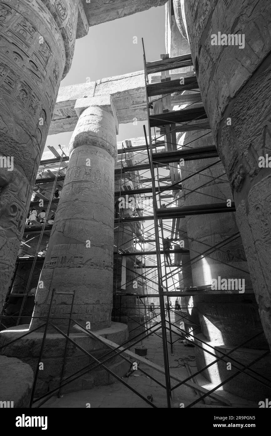 Arbeiter, die alte Säulen in Ägypten restaurieren Stockfoto