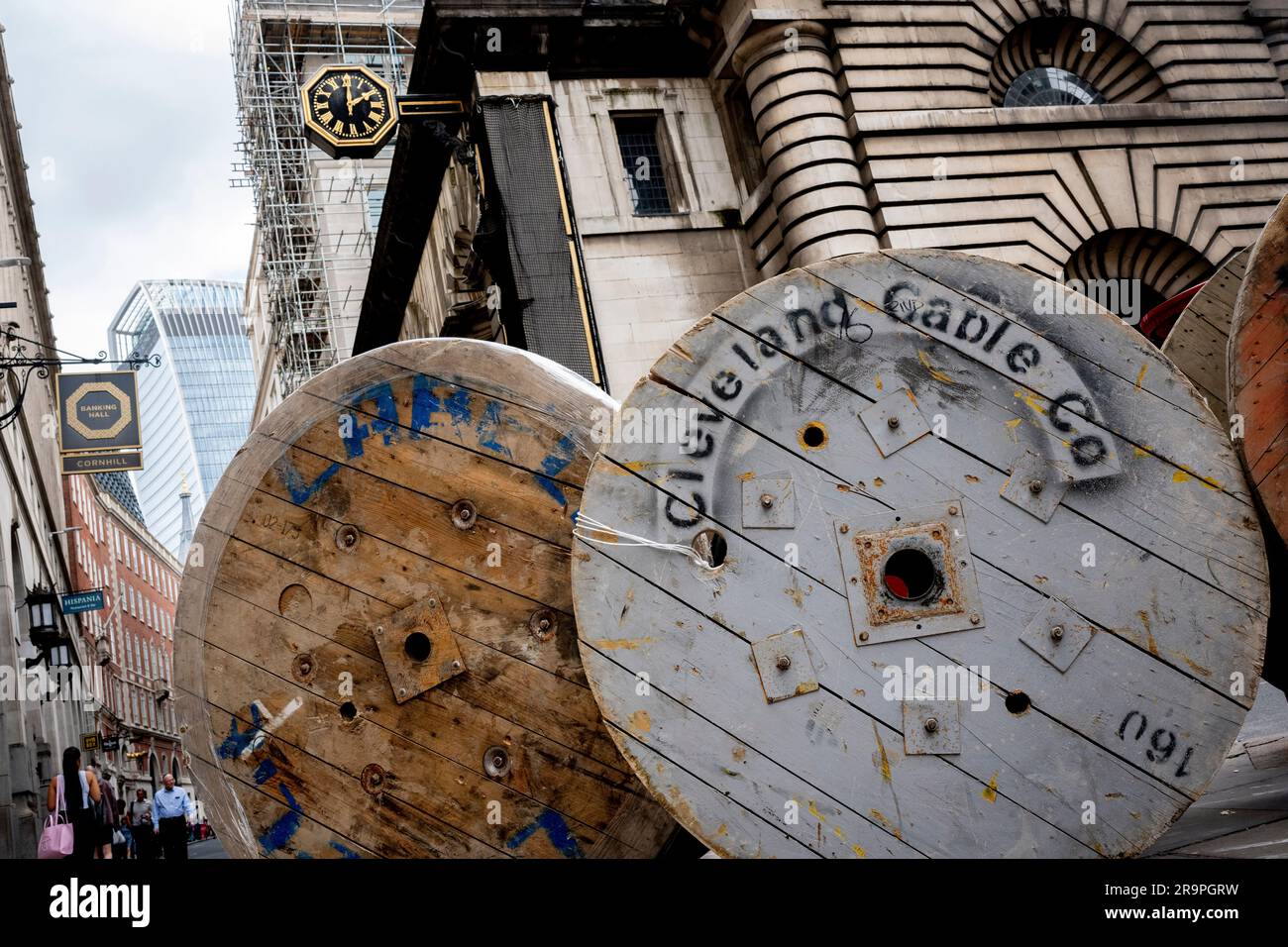 Große Kabeltrommeln der „Cleeveland Cable Company“ während der Installation von Stromkabeln in den Gebäuden der Lombard Street in der City of London, dem Finanzviertel der Hauptstadt, am 27. Juni 2023 in London, England. Cleveland Cable Company ist ein globaler Anbieter von Kabel- und Kabelzubehör. Stockfoto