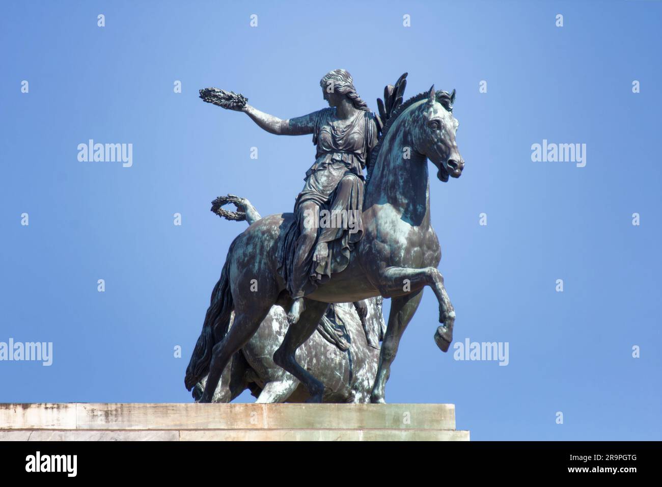 „Vier Gewinner auf dem Pferd“ von Giovanni Putti – Arco della Pace (Triumphbogen des Friedens) – Detail – Mailand – Italien Stockfoto