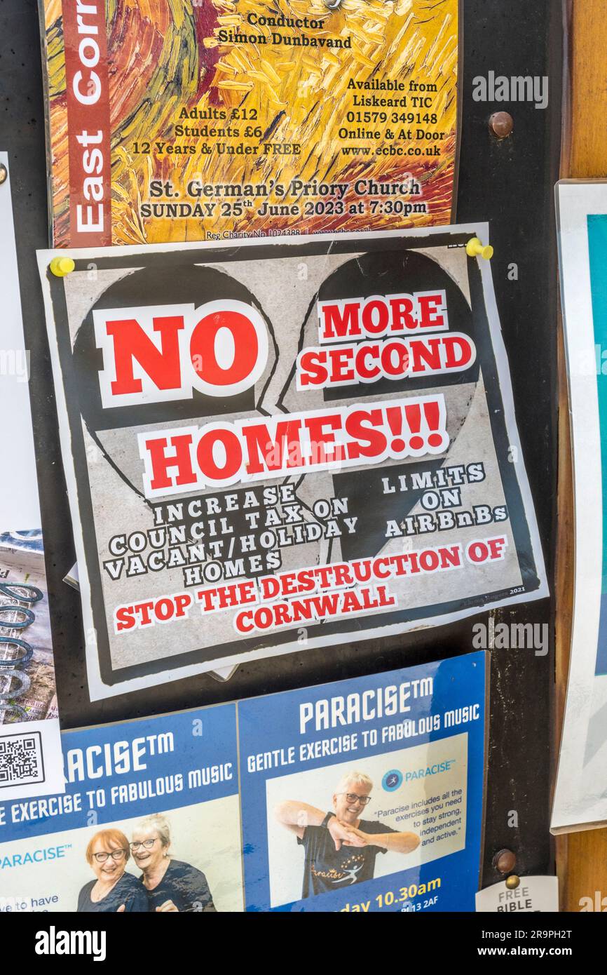 Kein Second Homes-Schild mehr in einer Ecke der öffentlichen Anzeigetafel in Lostwithiel, Cornwall. Als Teil der Anti-Zweiten-Hausbesitzer-Kampagne Stockfoto