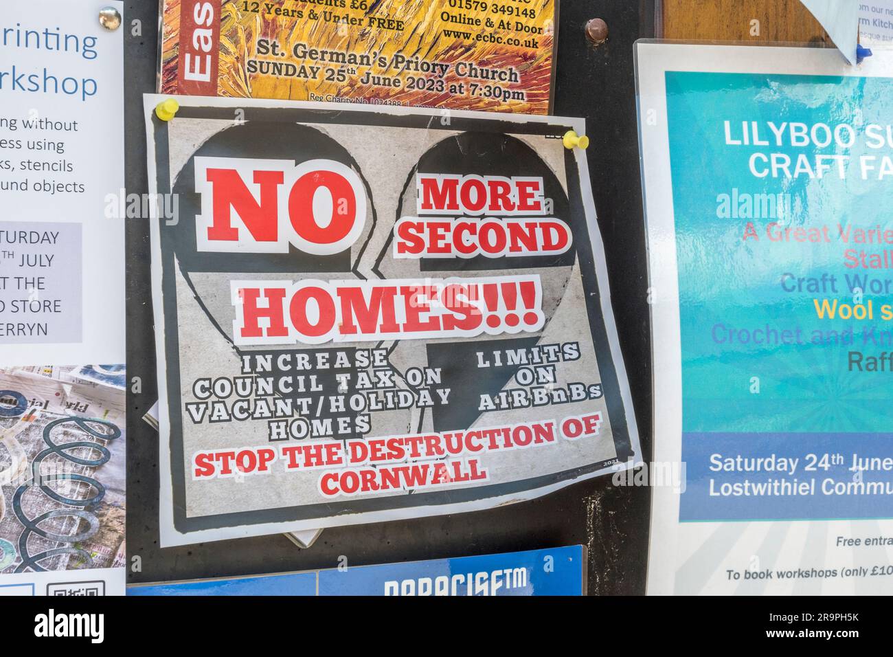 Kein Second Homes-Schild mehr in einer Ecke der öffentlichen Anzeigetafel in Lostwithiel, Cornwall. Als Teil der Anti-Zweiten-Hausbesitzer-Kampagne Stockfoto