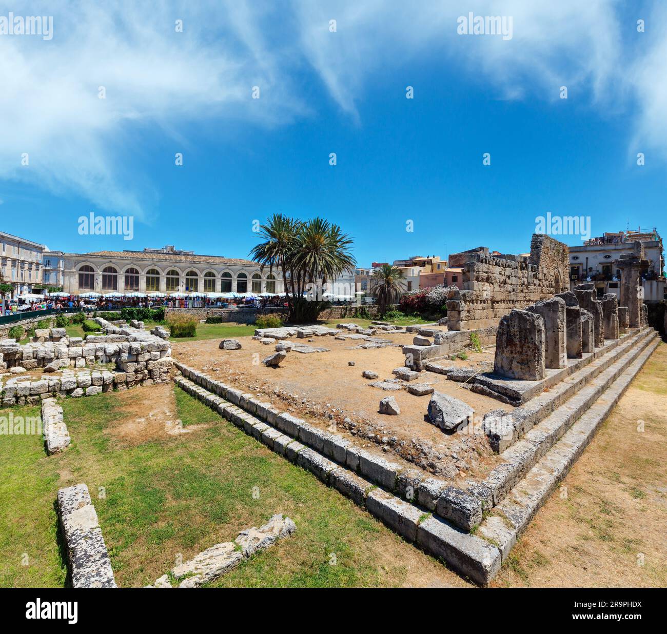 Die Ruinen der Tempel des Apollo (antike griechische Denkmäler auf der Insel Ortygia bei der Stadt Syrakus, Sizilien, Italien). Schöne Reise Foto von Sizilien. Menschen unr Stockfoto