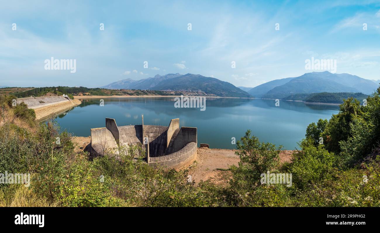 Die Sommerlandschaft des Sees mit Wasserentwässerungsbau in der Nähe des Wasserkraftwerks Shpilje und im Hintergrund der Berge zu erkunden. Nordmazedonien nicht weit Stockfoto