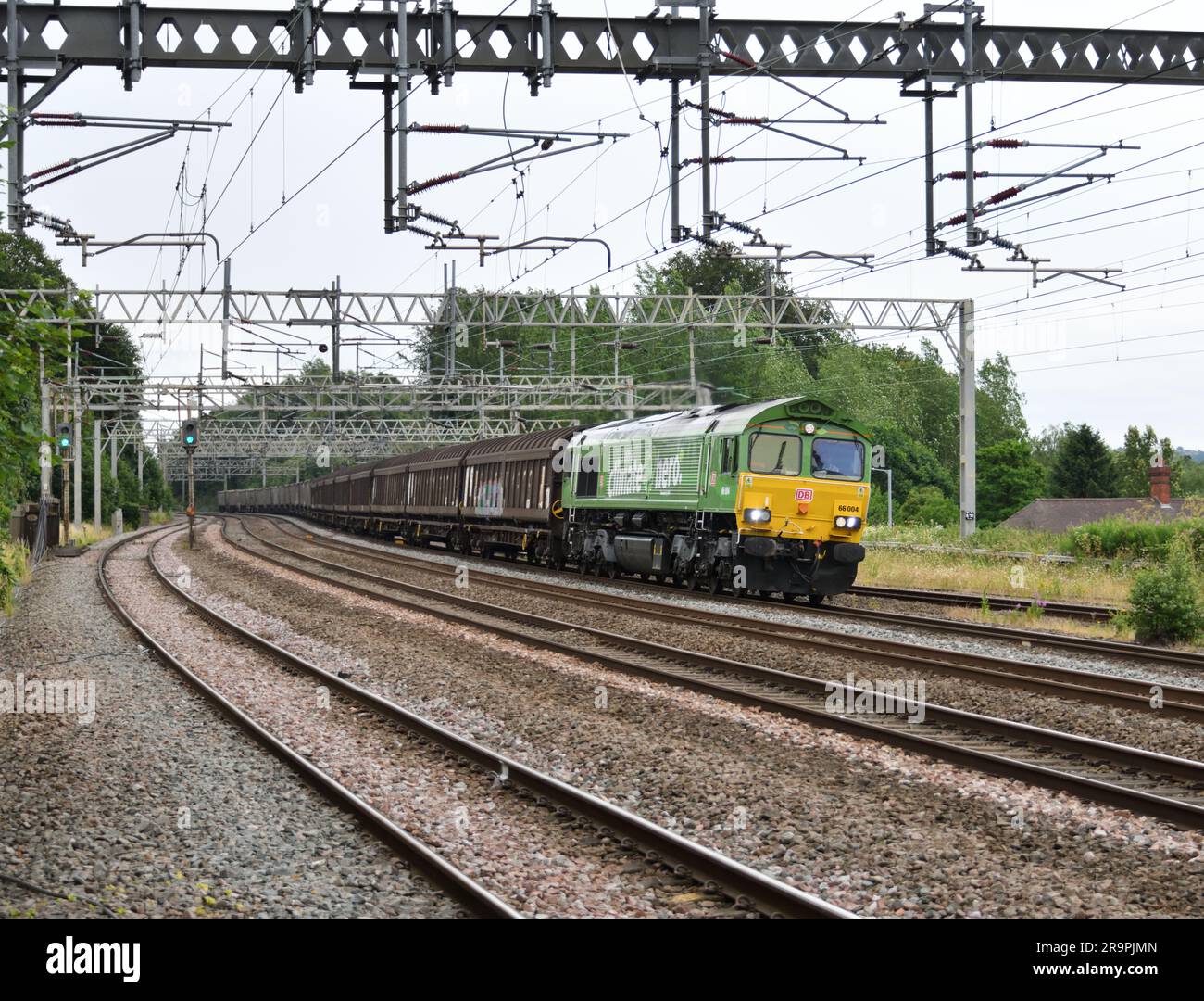 Green HVO betankte DB Cargo Class 66 66004 Working Dollands Moor Sidings zur Ditton Foundry Lane, die sich am 28. Juni 2023 dem Rugeley Trent Valley nähert Stockfoto