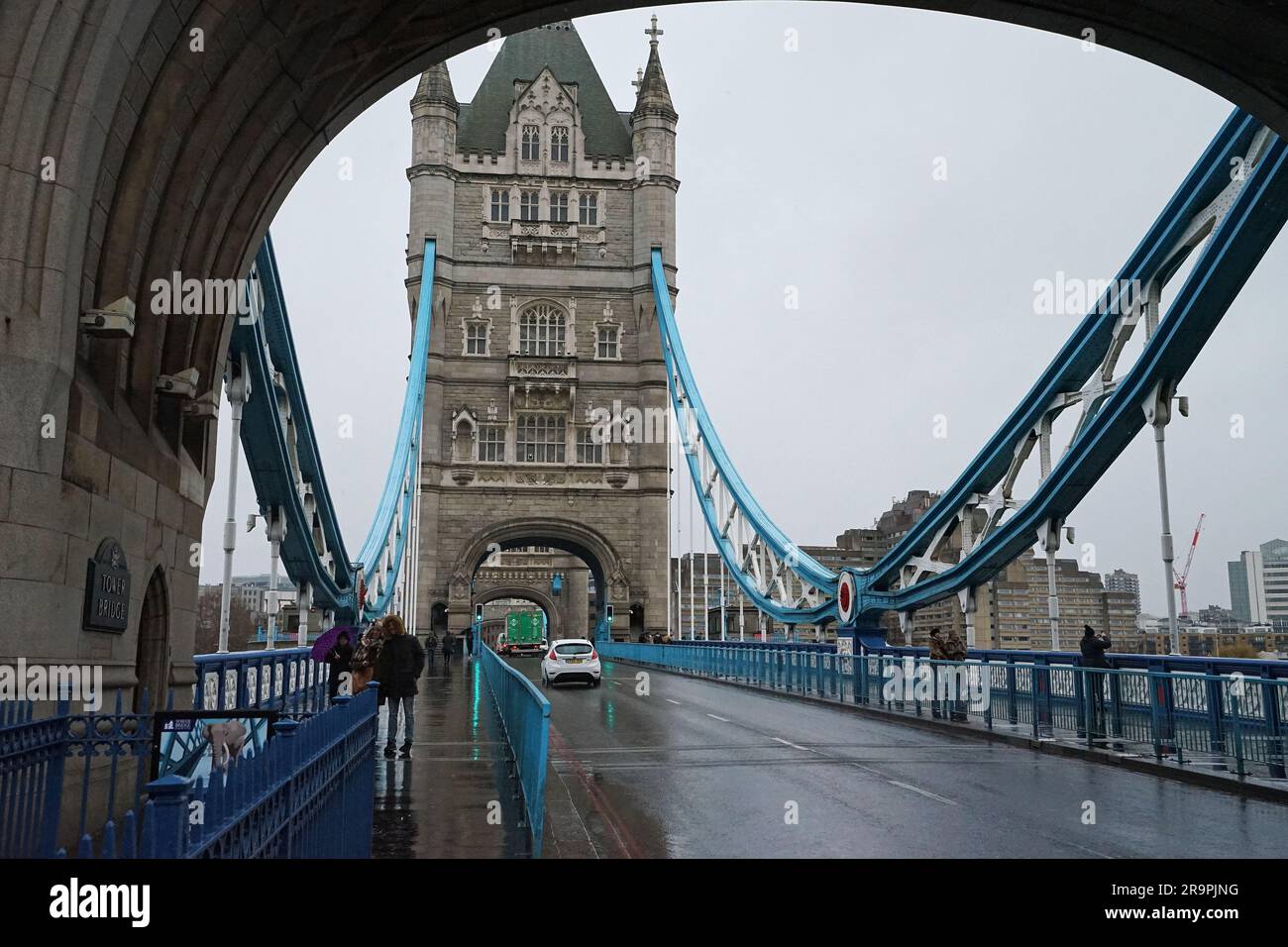 Die europäische Außenarchitektur und das Gebäudedesign der „Tower Bridge“ überqueren die Themse, ein Wahrzeichen von London, Großbritannien Stockfoto