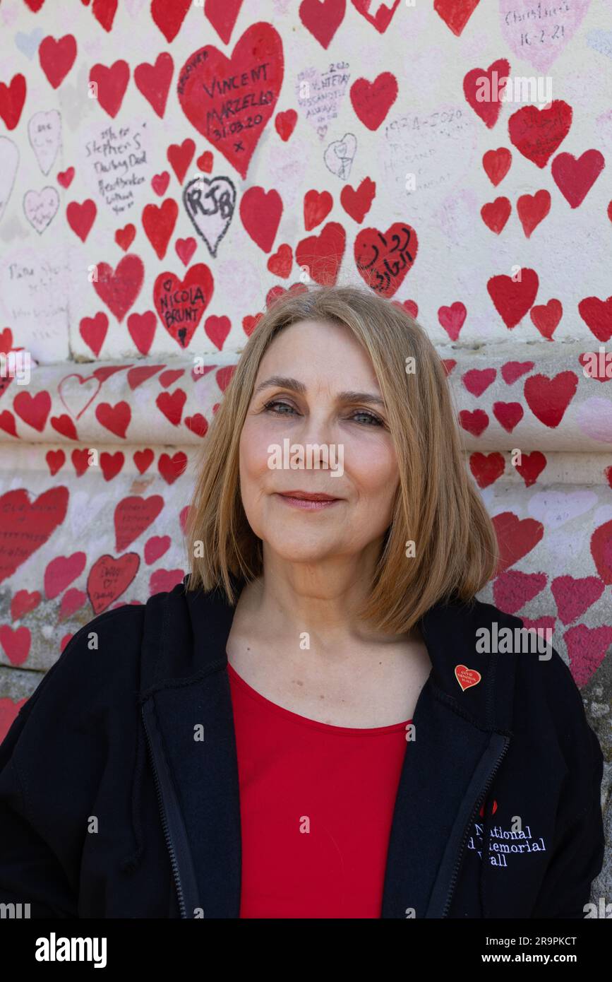 Lorelei King, fotografiert an der COVID-Gedenkmauer entlang der Themse, die ihren Ehemann Vincent Marzello an COVID 19 verlor. FOTO: JEFF GILBE Stockfoto