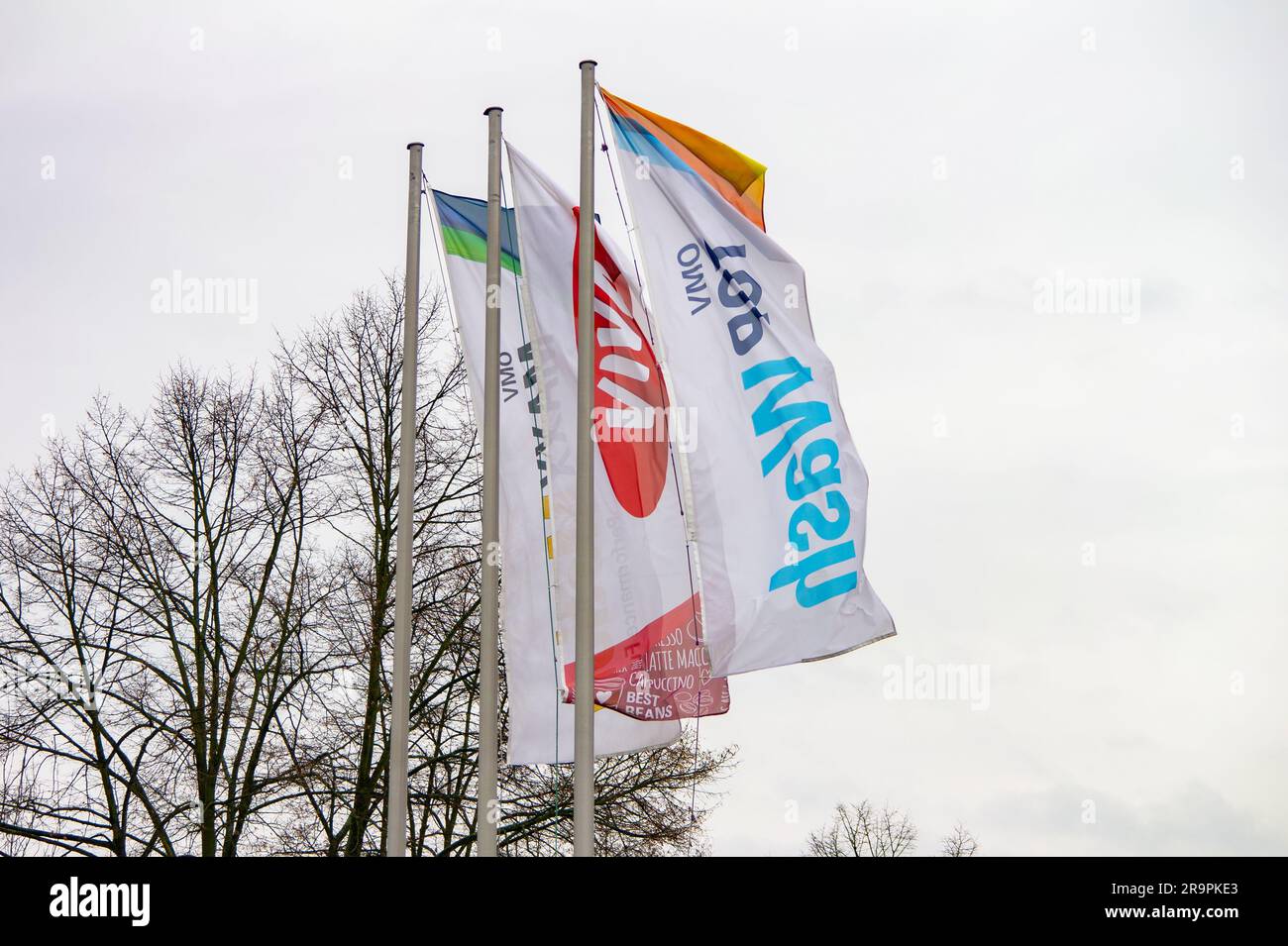 HAVIROV, TSCHECHISCHE REPUBLIK - 17. NOVEMBER 2023: Banner auf Flaggen der OMV-Tankstelle, Top Wash und Viva Store Stockfoto