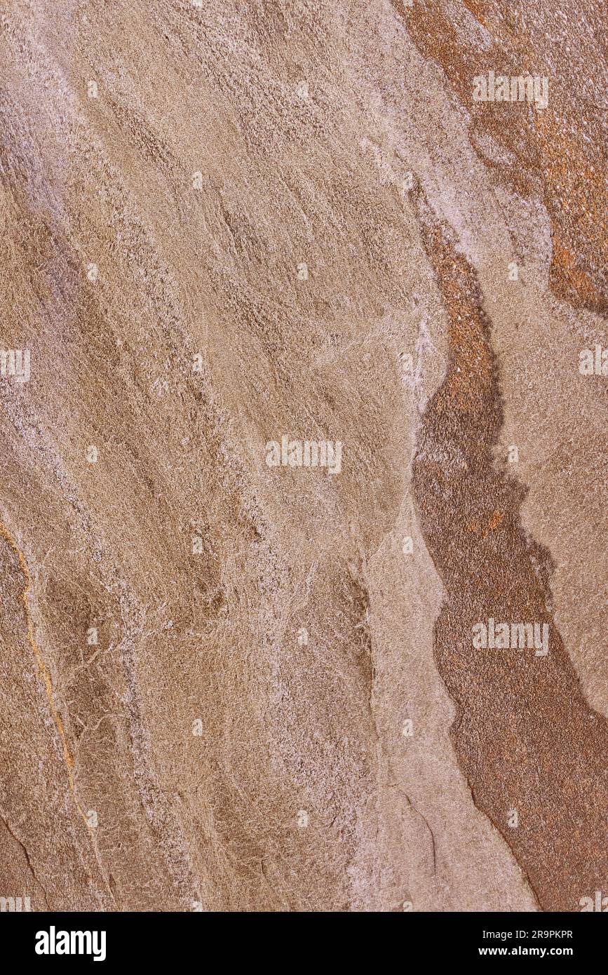 Wunderschöner samtiger brauner Ader-Granit. Granitoberfläche zur Außendekoration des Hauses. Vertikales Bild. Stockfoto