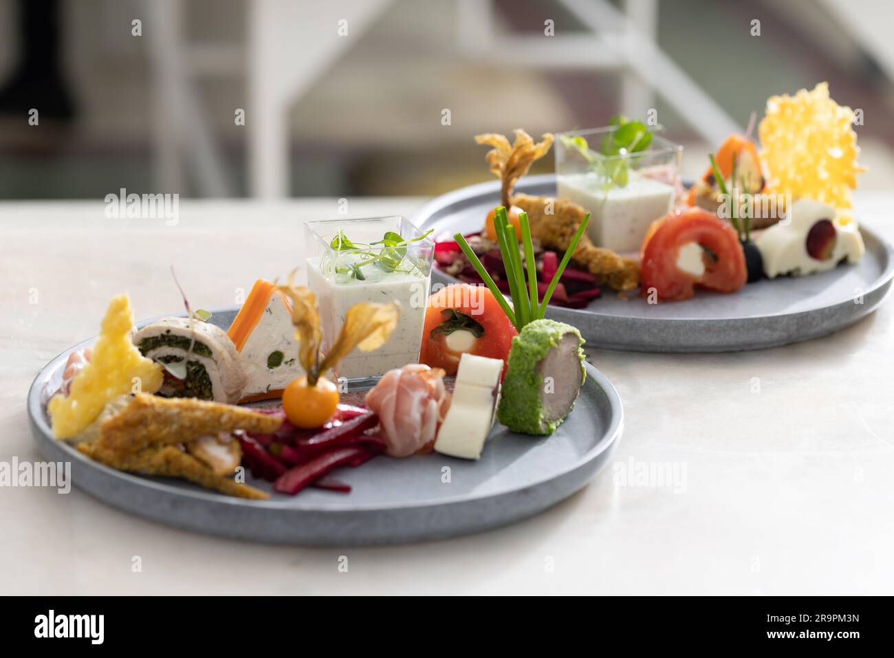 Festliches Bankett in einem Restaurant mit Küchentheke mit verschiedenen ausgefallenen Fingerfood Stockfoto