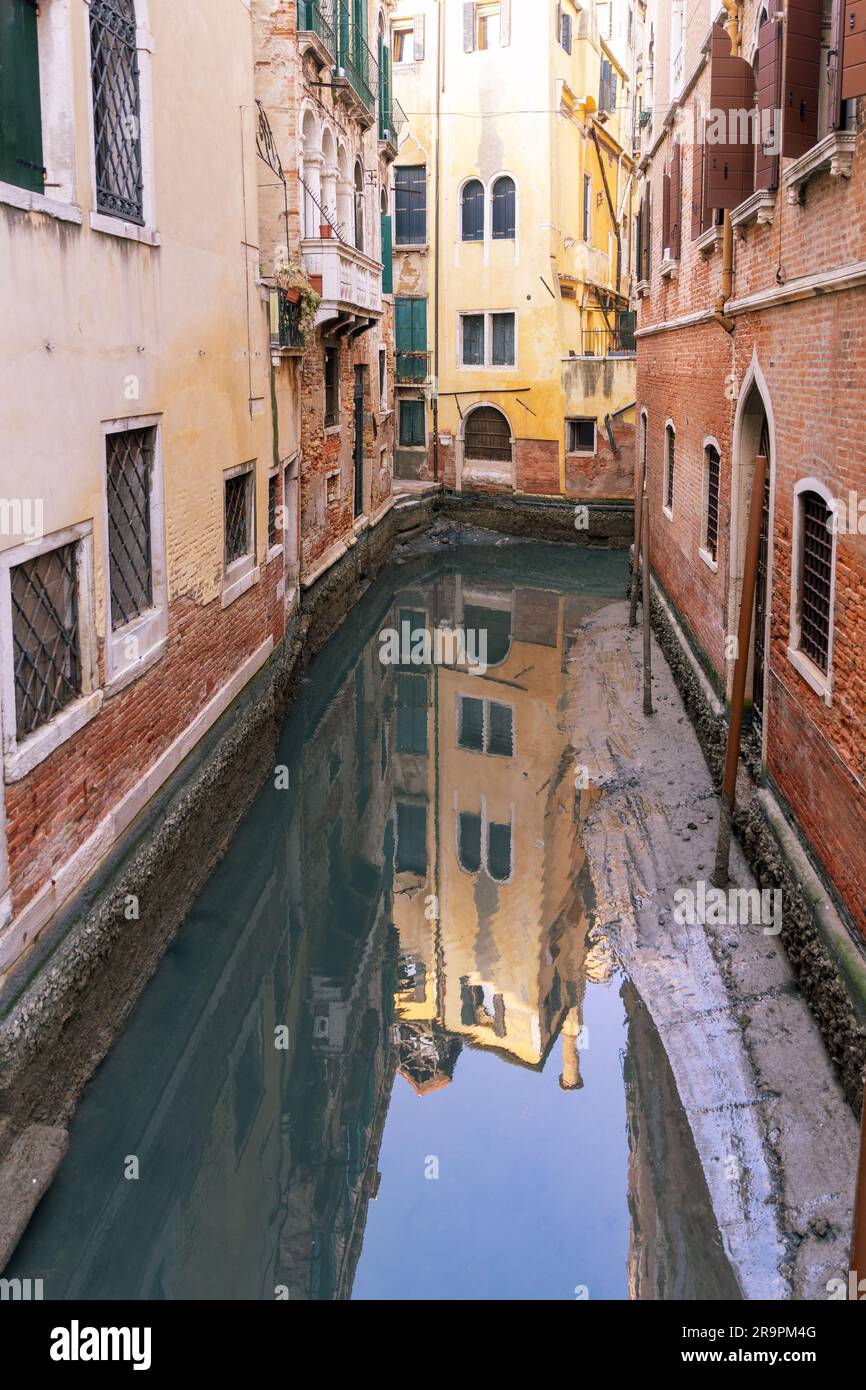 Der Kanal in Venedig zeigt extrem niedrige Gezeiten. Stockfoto
