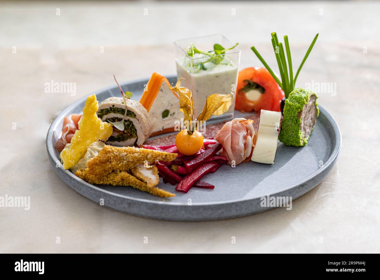 Wunderschön dekorierter Catering-Bankettteller mit verschiedenen Snacks und Vorspeisen Stockfoto