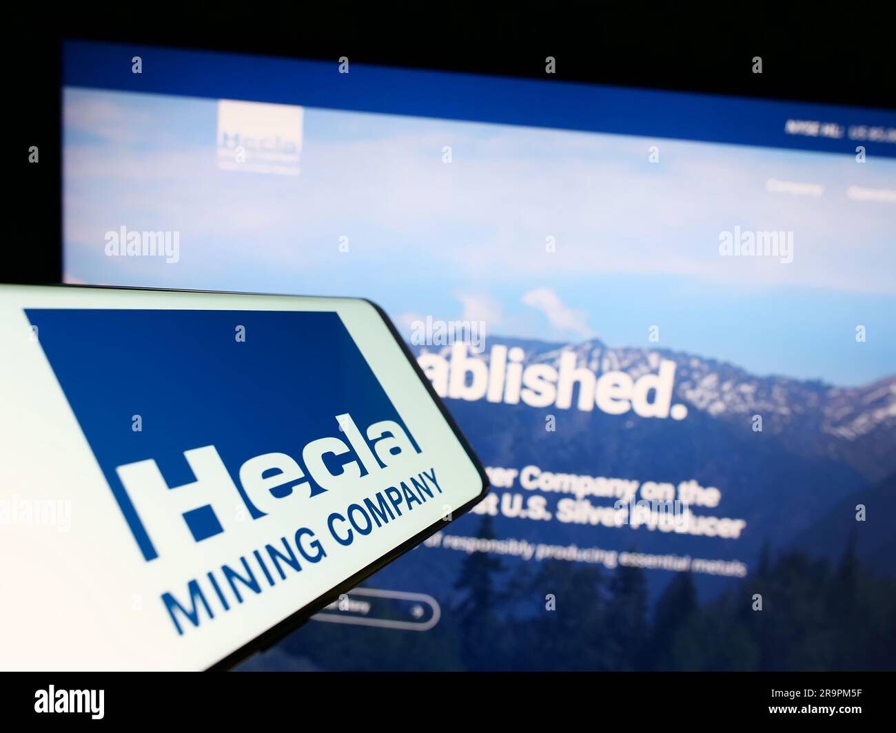 Smartphone mit Logo des amerikanischen Unternehmens Hecla Mining Company auf dem Bildschirm vor der Website. Fokus auf die Mitte rechts des Telefondisplays. Stockfoto