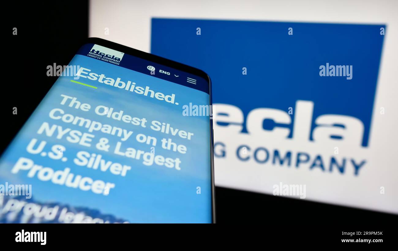 Mobiltelefon mit Website des US-Unternehmens Hecla Mining Company auf dem Bildschirm vor dem Logo. Fokus auf oberer linker Seite des Telefondisplays. Stockfoto