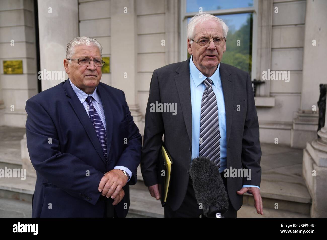 Die Omagh-Bombenaktivisten Stanley McCombe (links), die seine Frau Ann verloren haben, und Michael Gallagher, der seinen Sohn Aiden verloren hat, treffen sich zu einem Treffen mit Tanaiste Micheal Martin und Justizministerin Helen McEntee im Iveagh House in Dublin. Bilddatum: Mittwoch, 28. Juni 2023. Stockfoto