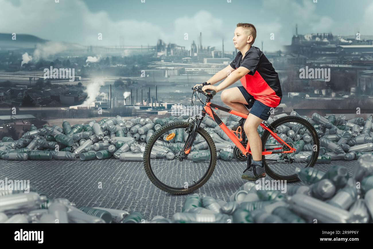 Kind auf dem Fahrrad inmitten von Gebirgen mit Flaschen Stockfoto