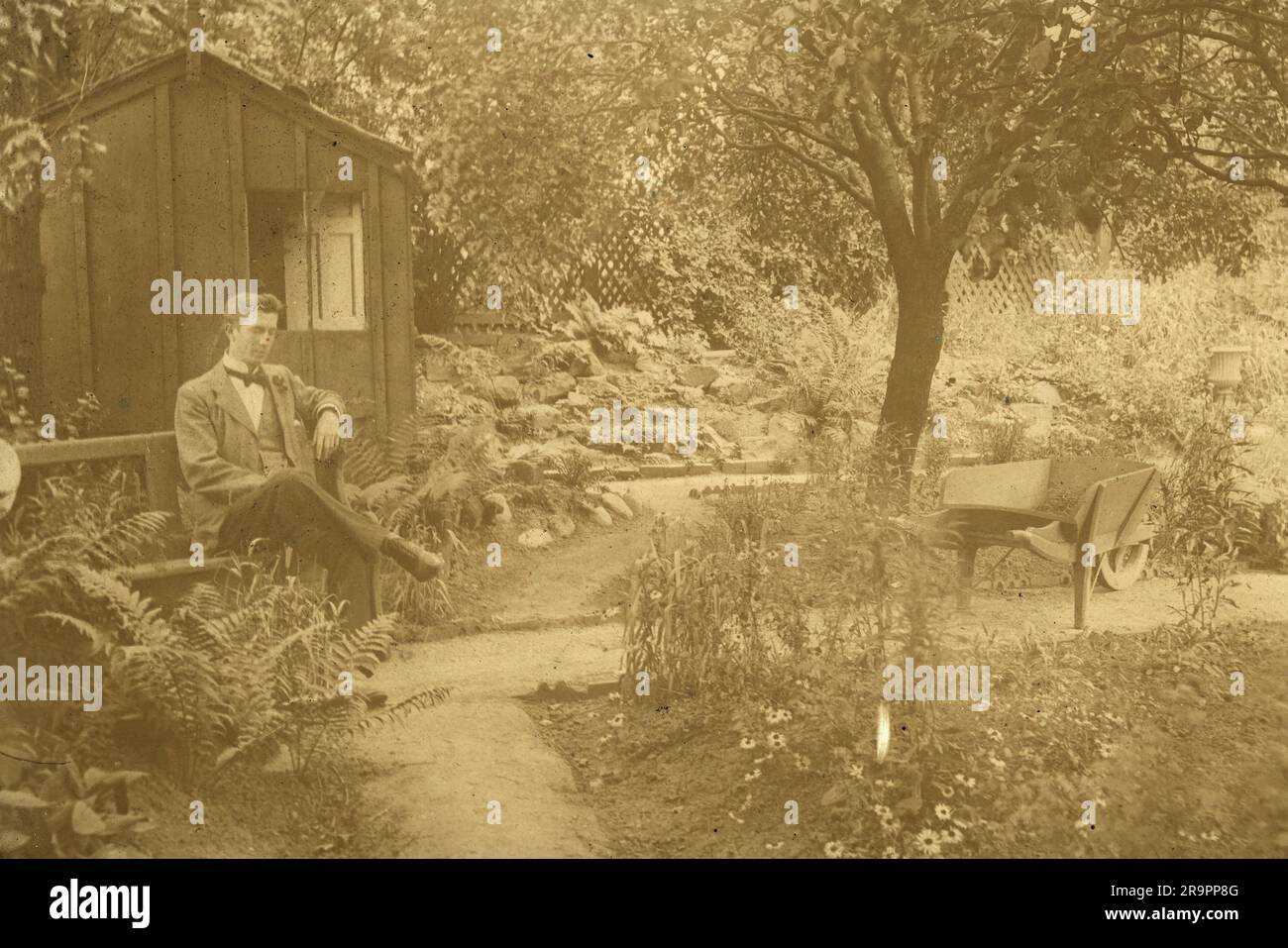 Hauptsächlich Bilder von Kindern im Garten. Spätviktorianisch bis edwardianisch. Stockfoto