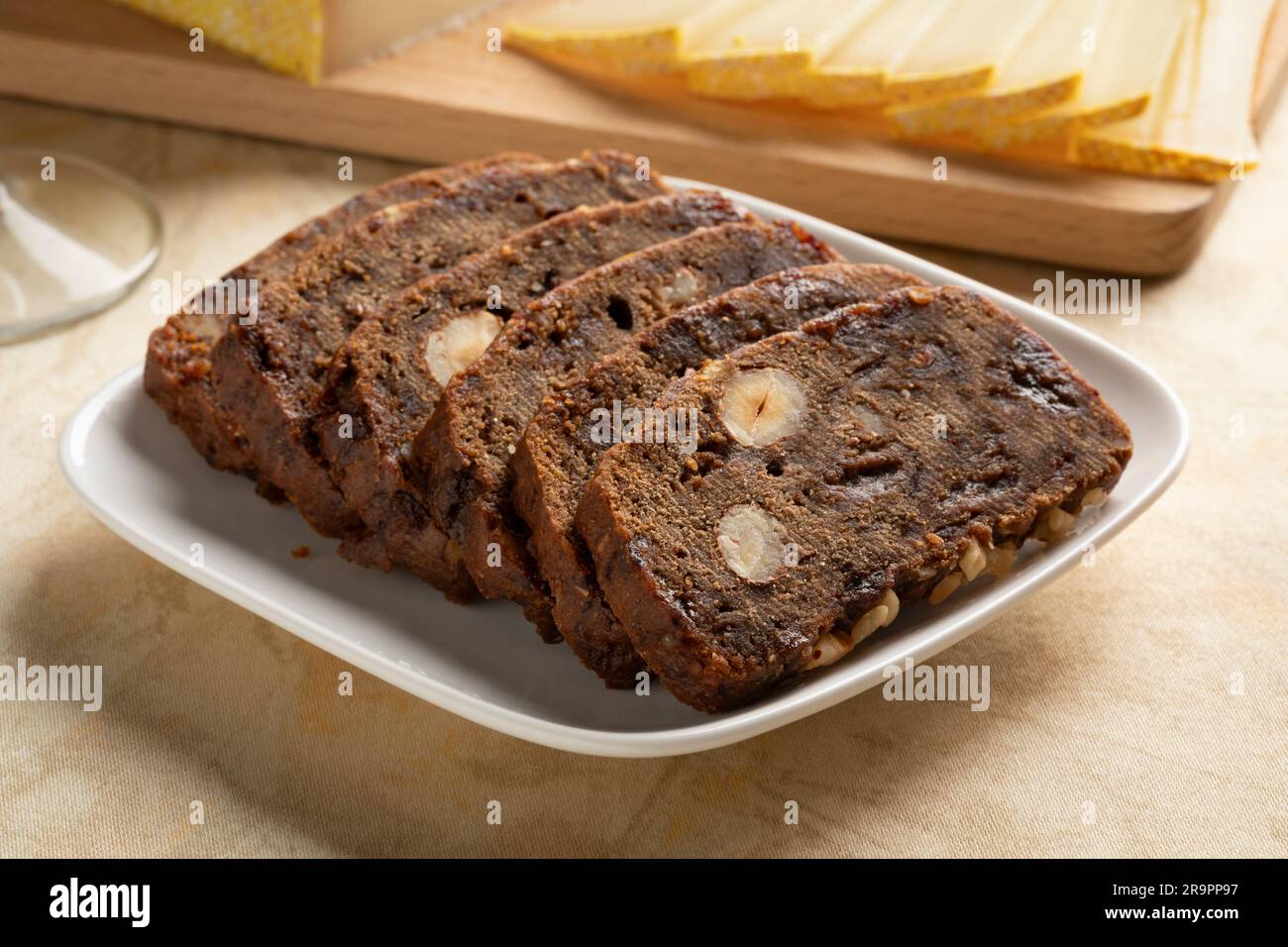Traditionelle österreichische Kletzenbrot-Stücke werden als Snack aus nächster Nähe serviert Stockfoto