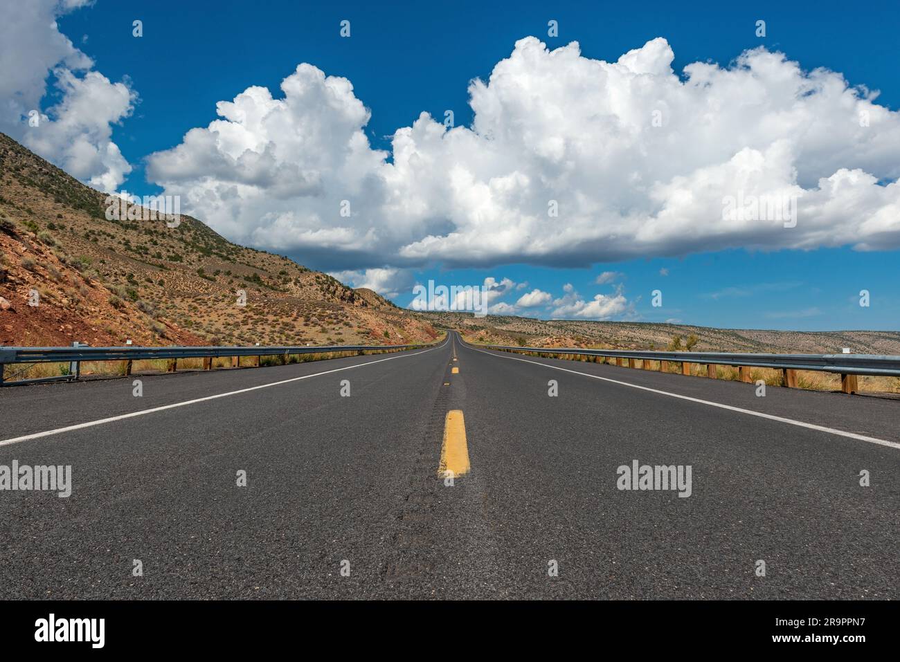 Zweispuriger Highway auf der Straße in Arizona, USA. Stockfoto