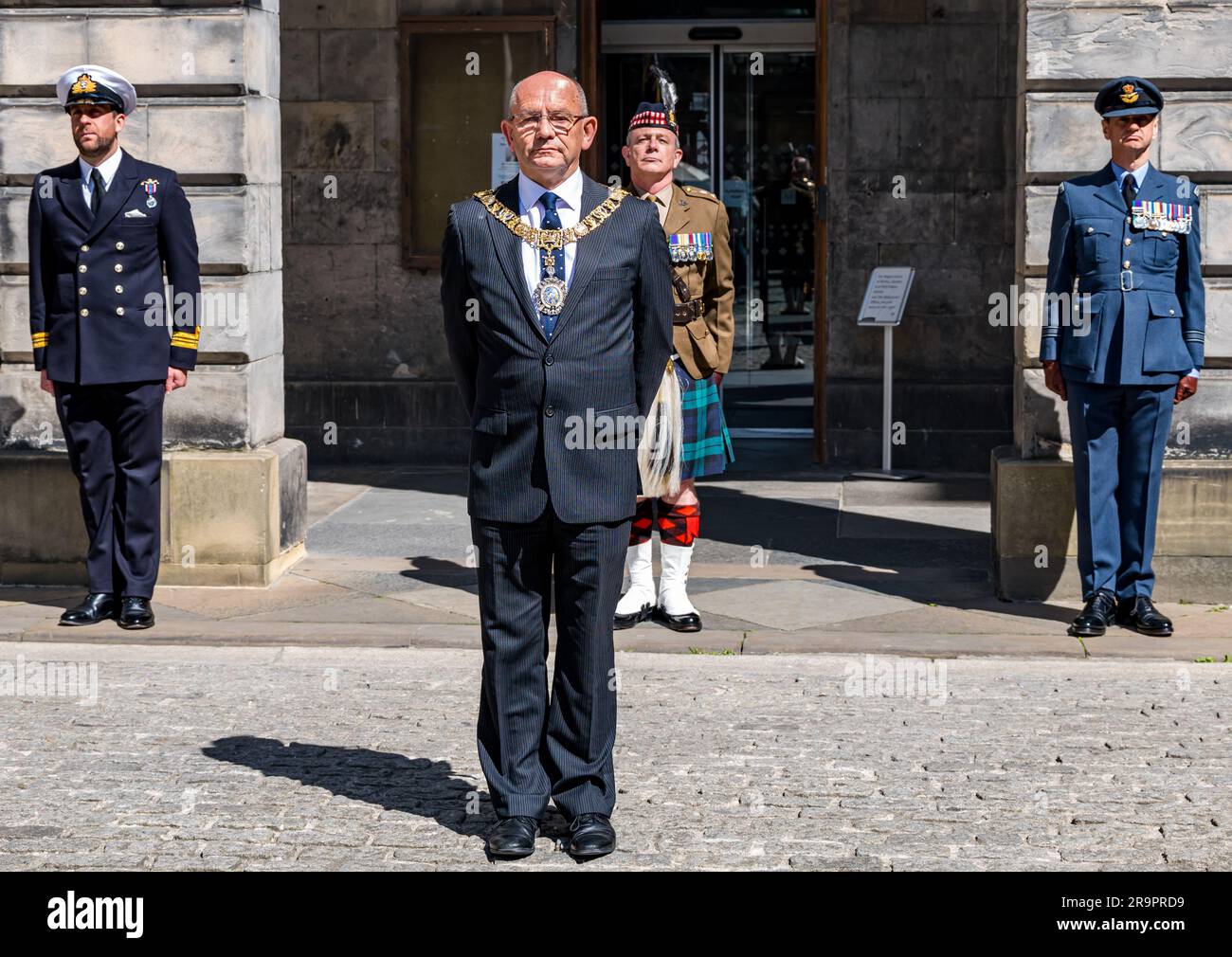 Lord Provost Robert Aldridge trägt Kette bei der Armed Forces Day Zeremonie, City Council Chambers, Edinburgh, Schottland, Großbritannien Stockfoto