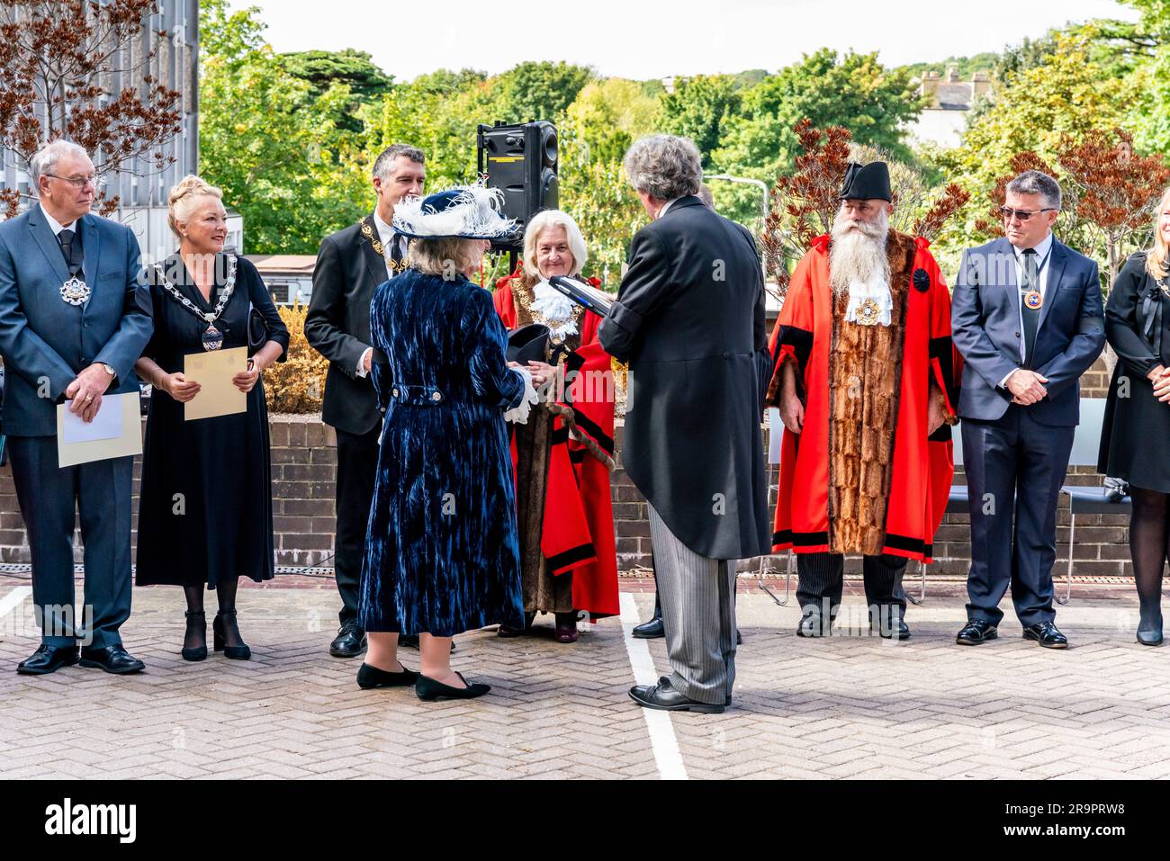Die Proklamationszeremonie für König Karl III. Nach dem Tod von Königin Elizabeth II., County halll, Lewes, East Sussex, Großbritannien. Stockfoto